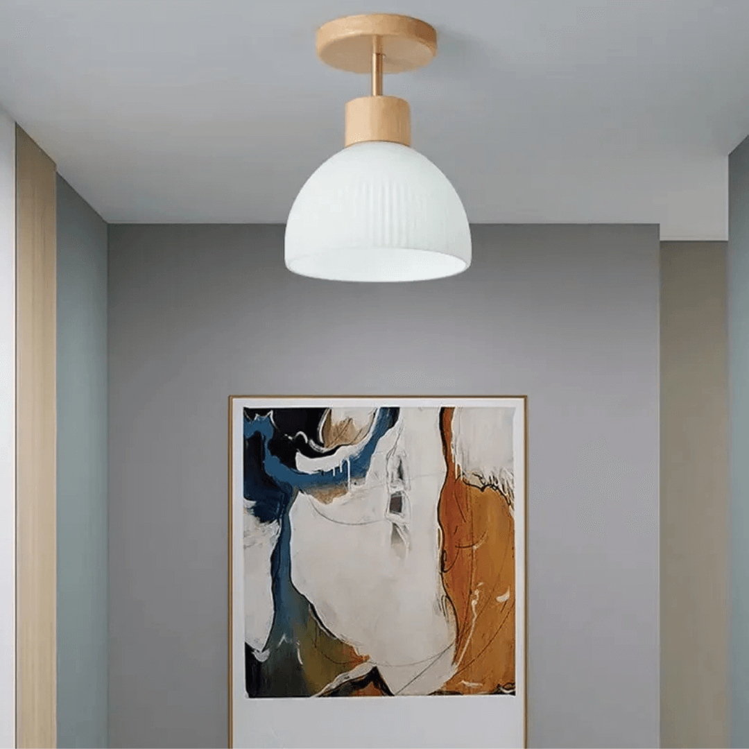 Zeitgenössische Hängeleuchte aus Mattglas in Goldfinish