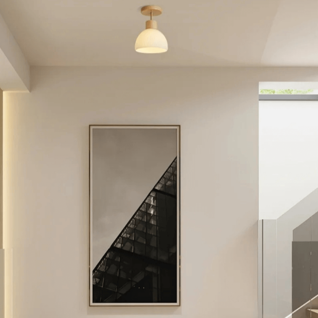 Zeitgenössische Hängeleuchte aus Mattglas in Goldfinish