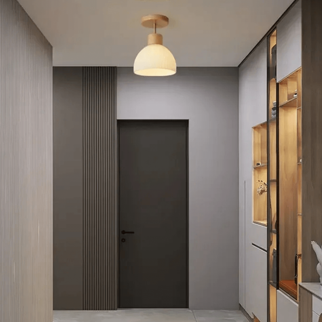 Zeitgenössische Hängeleuchte aus Mattglas in Goldfinish